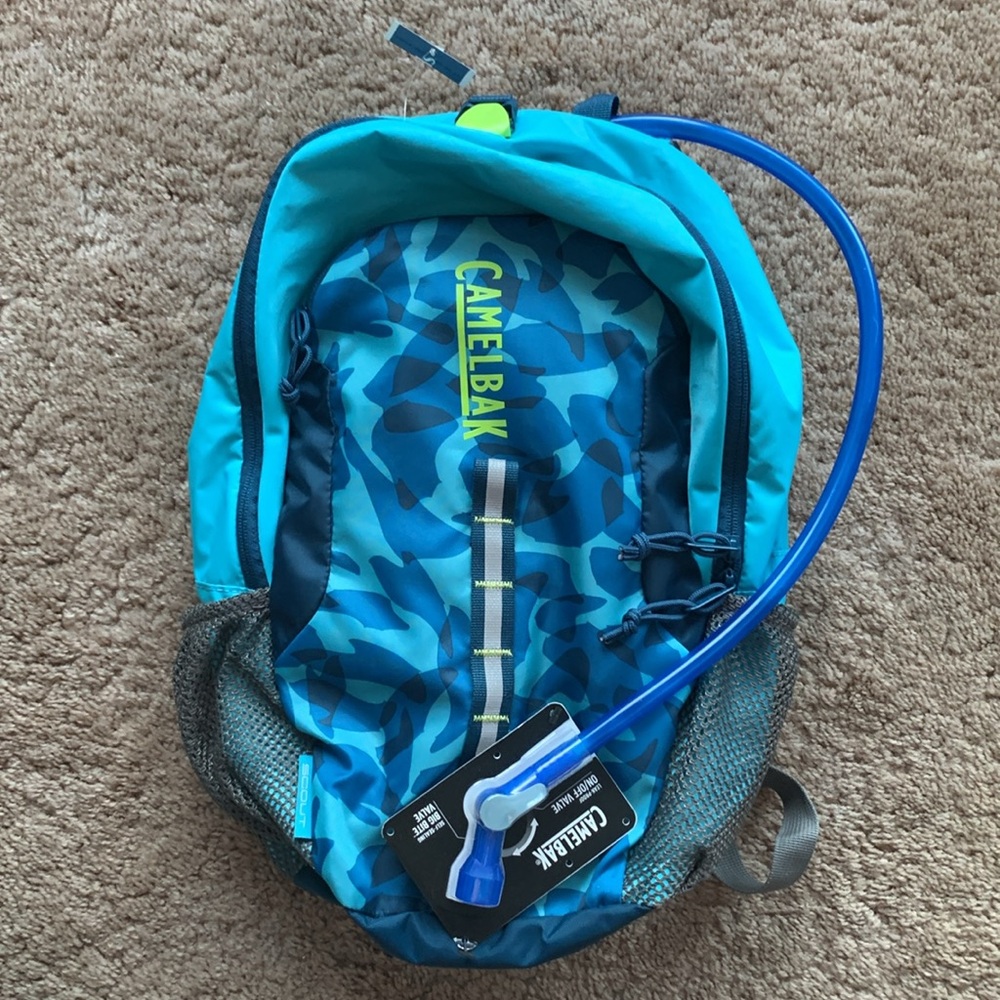 ⚠️⚠️New Youth Camelbak Scout  Hydration backpack with reservoir 50 oz.⬇️⬇️